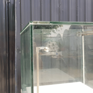 珠宝柜、玻璃柜展示产品高大、方形玻璃门打开灰色石纹木底座