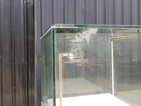 珠宝柜、玻璃柜展示产品高大、方形玻璃门打开灰色石纹木底座