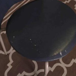 蓝色软垫椅子，钢腿，没有扶手。