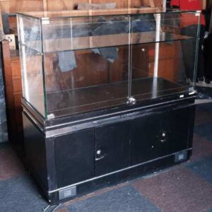 珠宝柜、玻璃柜展示产品长方形玻璃门打开黑色木质底座，银色饰边