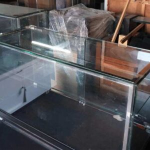 珠宝柜、玻璃柜展示产品长方形玻璃门打开黑色木质底座，银色饰边