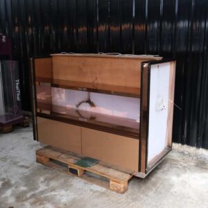产品架，2 个侧面，每侧 2 个架子，2 个抽屉，木质框架，金色不锈钢边缘。旁边有一个灯光标志。