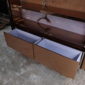 产品架，2 个侧面，每侧 2 个架子，2 个抽屉，木质框架，金色不锈钢边缘。旁边有一个灯光标志。