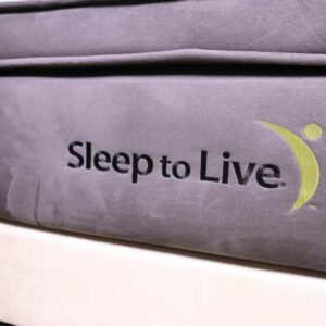 带底座床垫，6 英尺 14 英寸厚，灰色，Sleep to Live 品牌。