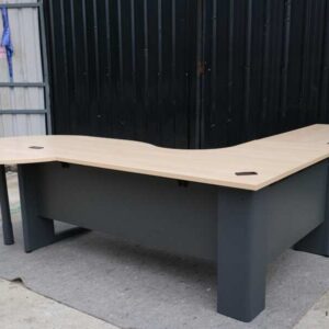 行政办公桌套装，3 件相连，钢腿，奶油色，Rockworth 品牌。