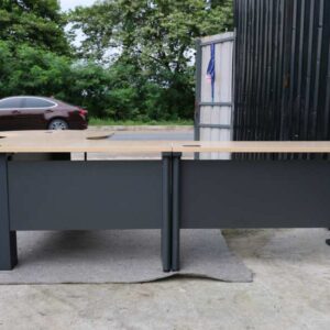 行政办公桌套装，3 件相连，钢腿，奶油色，Rockworth 品牌。