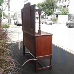 橡木餐边柜、2 个抽屉、2 个门、1 个镜子。