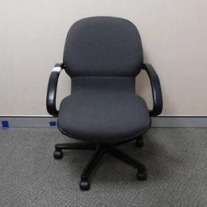 带灰色布垫的办公椅，品牌 UB-Haworth。