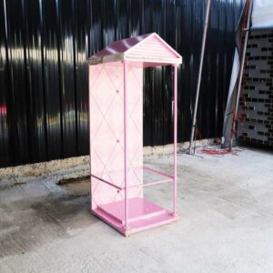 用于展示产品的木架子粉红色屋顶的产品展示架