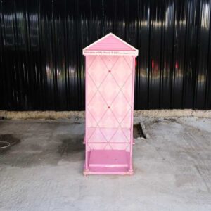 用于展示产品的木架子粉红色屋顶的产品展示架