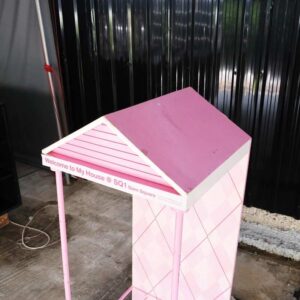 用于展示产品的木架子粉红色屋顶的产品展示架