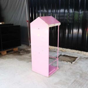 用于展示产品的木架子粉红色屋顶的产品展示架