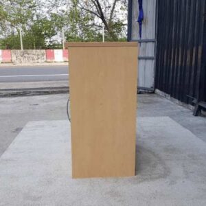 文件柜，带 2 个滑动门和内置搁板，奶油色。