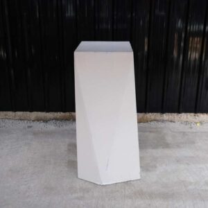 托盘高大的产品展示架，通体白色木框。