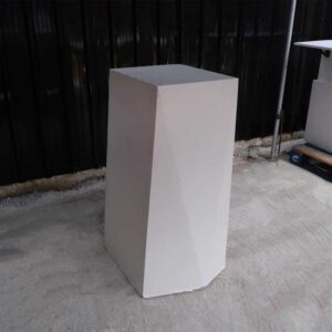 托盘高大的产品展示架，通体白色木框。