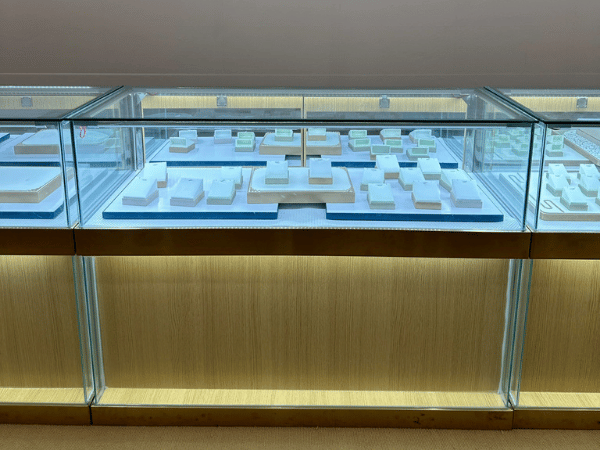 玻璃展示柜，木质框架，风格简洁大方