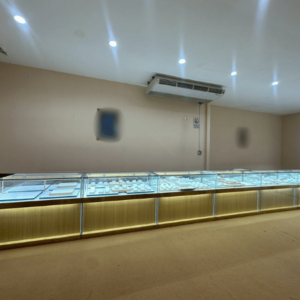 玻璃展示柜，木质框架，风格简洁大方