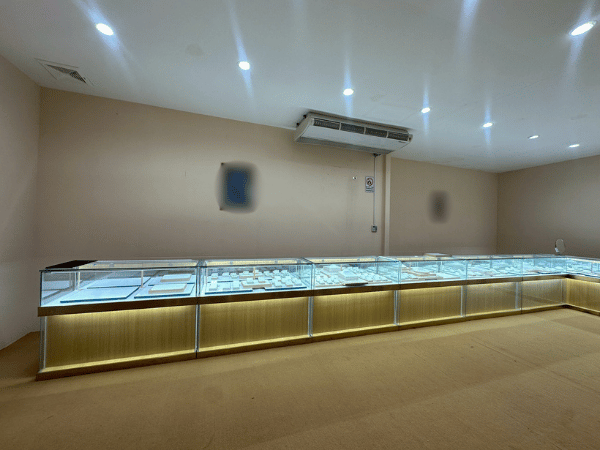 玻璃展示柜，木质框架，风格简洁大方