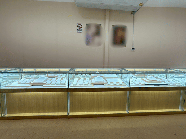 玻璃展示柜，木质框架，风格简洁大方