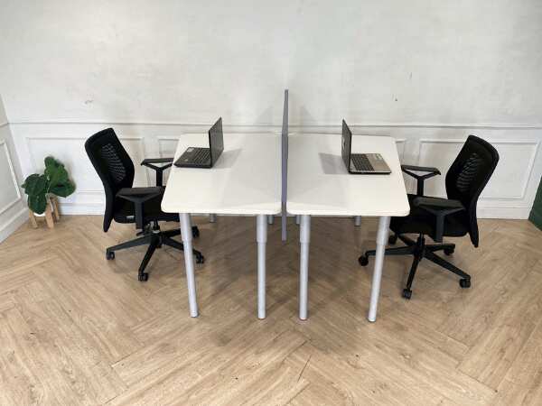 2 座工作桌，钢腿，木质桌面，带 140 厘米隔板。