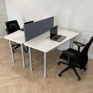 2 座工作桌，钢腿，木质桌面，带 140 厘米隔板。