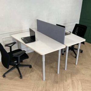 2 座工作桌，钢腿，木质桌面，带 140 厘米隔板。