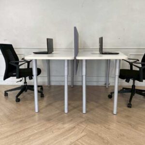 2 座工作桌，钢腿，木质桌面，带 140 厘米隔板。