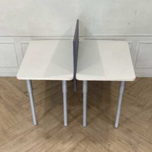 2 座工作桌，钢腿，木质桌面，带 140 厘米隔板。