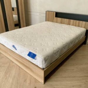 卧室套装、衣柜、5 英尺床（Koncept 品牌）、5 英尺弹簧床垫（Synda 品牌）