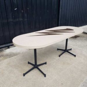 餐桌，钢腿，木质桌面，奶油色，197 x 80 厘米。