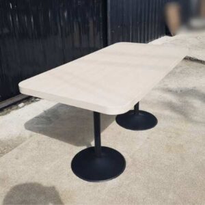 餐桌，黑色圆形钢腿，奶油色木质桌面，160 x 80 厘米。