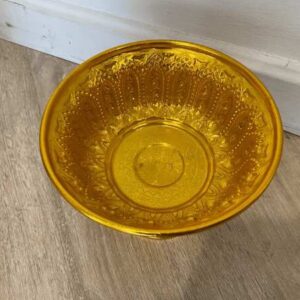 呈献给陛下的托盘，呈献给皇室的金托盘，呈献给皇室的金托盘