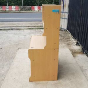 带储物柜的高桌
