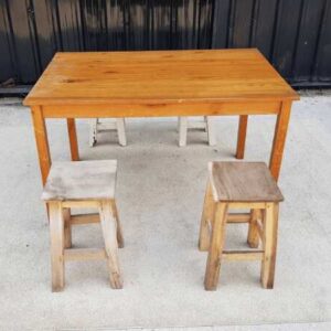 木制餐桌套装、餐厅、咖啡厅，配有 ​​4 把椅子