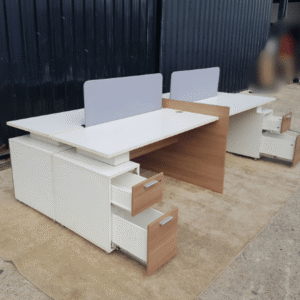 4 张工作桌和 2 个抽屉文件柜