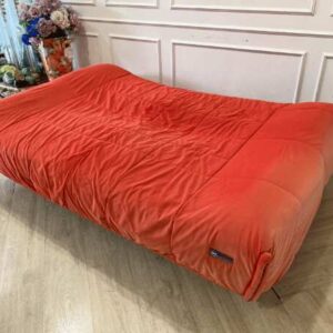 双人沙发床，红色布艺靠垫，Serta 品牌