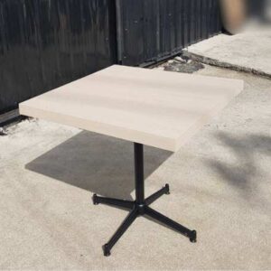 餐桌，钢腿，木质桌面，奶油色，80 x 80 厘米。