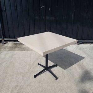 餐桌，钢腿，木质桌面，奶油色，80 x 80 厘米。