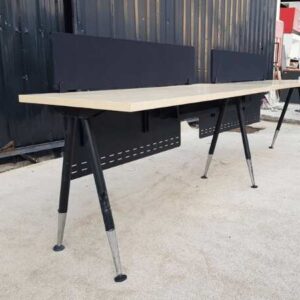 2 座工作桌，钢腿，木质桌面，带 300 厘米隔板。