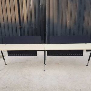 2 座工作桌，钢腿，木质桌面，带 300 厘米隔板。