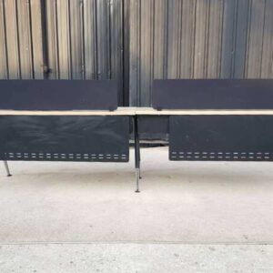 2 座工作桌，钢腿，木质桌面，带 300 厘米隔板。