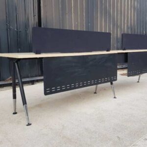 2 座工作桌，钢腿，木质桌面，带 300 厘米隔板。