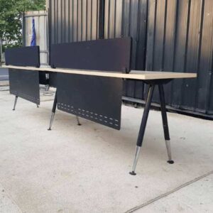2 座工作桌，钢腿，木质桌面，带 300 厘米隔板。