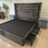 灰色天鹅绒 Chesterfield 床架，配四个储物抽屉