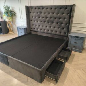 灰色天鹅绒 Chesterfield 床架，配四个储物抽屉