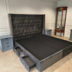 灰色天鹅绒 Chesterfield 床架，配四个储物抽屉