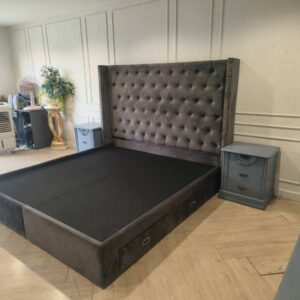 灰色天鹅绒 Chesterfield 床架，配四个储物抽屉