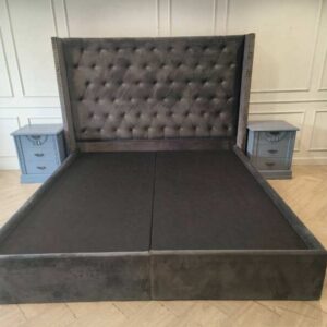 灰色天鹅绒 Chesterfield 床架，配四个储物抽屉