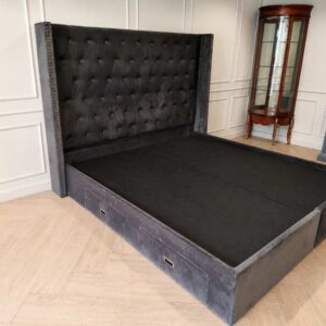 灰色天鹅绒 Chesterfield 床架，配四个储物抽屉