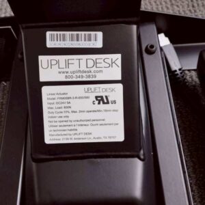Uplift升降桌，L型，黑色钢制桌腿，带电源插座，宽150厘米。